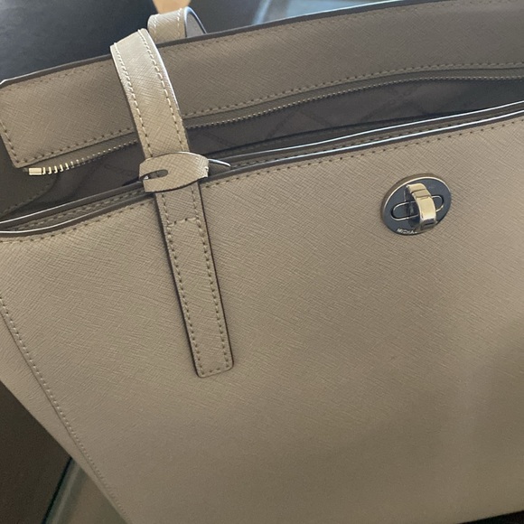 Michael Kors large leather tote.  Mint condition.  Pearl gray - Picture 3 of 12